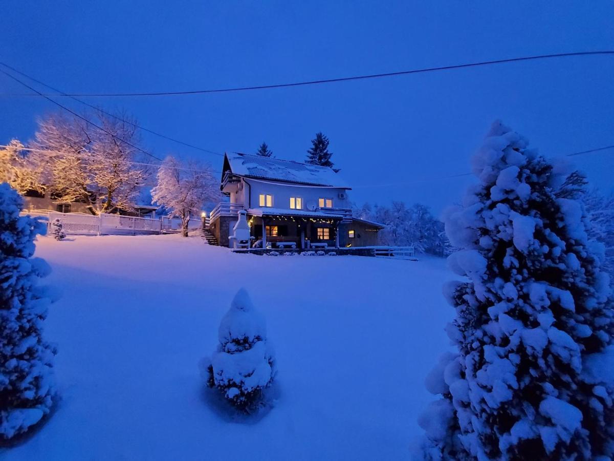 Peter'S Pine Cottage Korenica Exterior photo